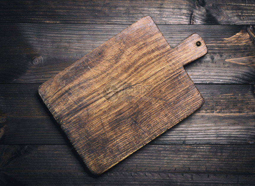 非常空的棕褐色木制厨房剪切板桌子上有一个把手顶部视图图片