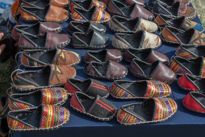 一套传统手制皮鞋在集市内制成皮鞋图片