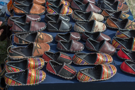 一套传统手制皮鞋在集市内制成皮鞋背景图片