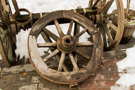 由木制的旧式传统马车轮图片