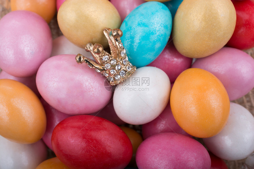 插在多彩的糖果蛋上小模特王冠图片