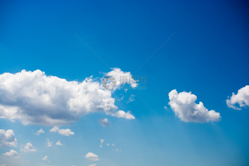 满白云的蓝天图片