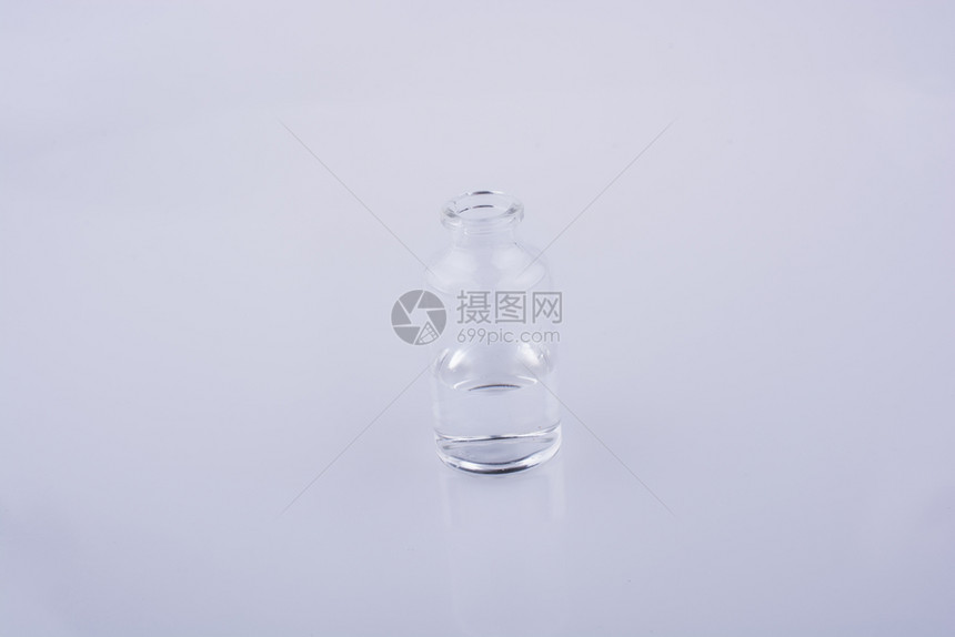 白色背面有水的小玻璃瓶图片