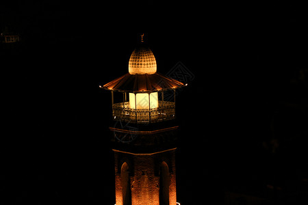 夜间在老第比利斯看到的历史清真寺Minaret图片