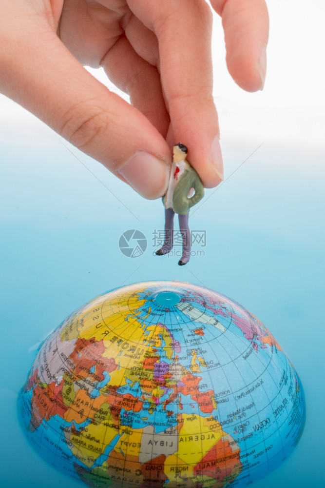 手握着一个小雕像在水中全球顶端图片