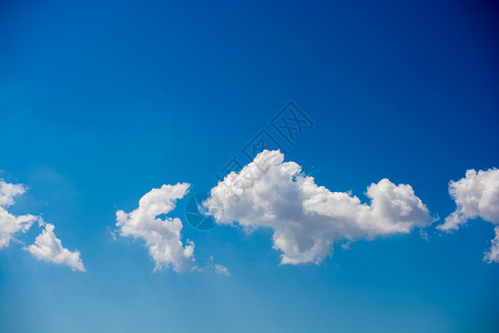 满白云的蓝天图片