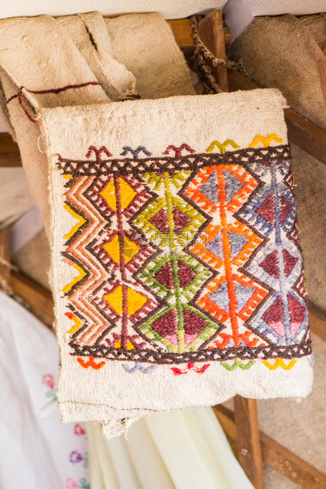 旧手制造传统类型的地毯和图片