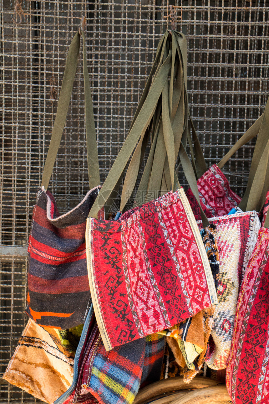 由织物制成的传统手工编织袋图片