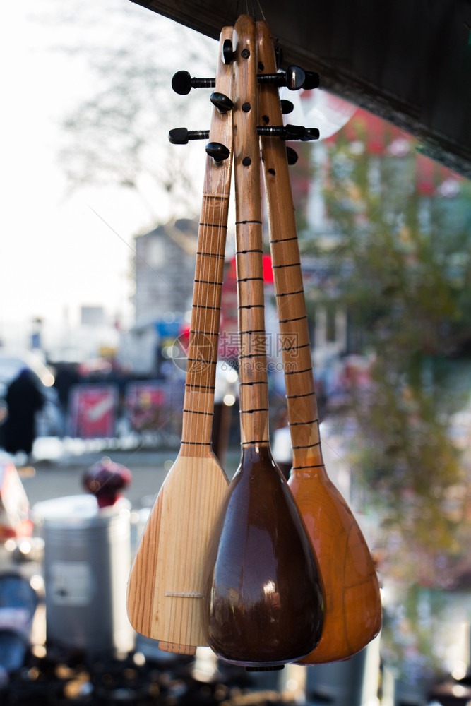 土耳其的一套音乐器在集市中的萨兹图片