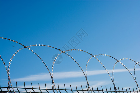 用于保护财产的铁丝网栅栏背景图片