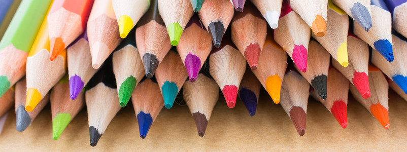 彩色铅笔和返回记本上的学校职称背景图片