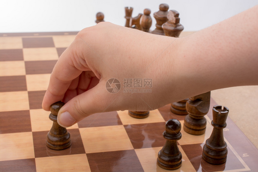 玩国际象棋游戏的人在船上采取行动图片