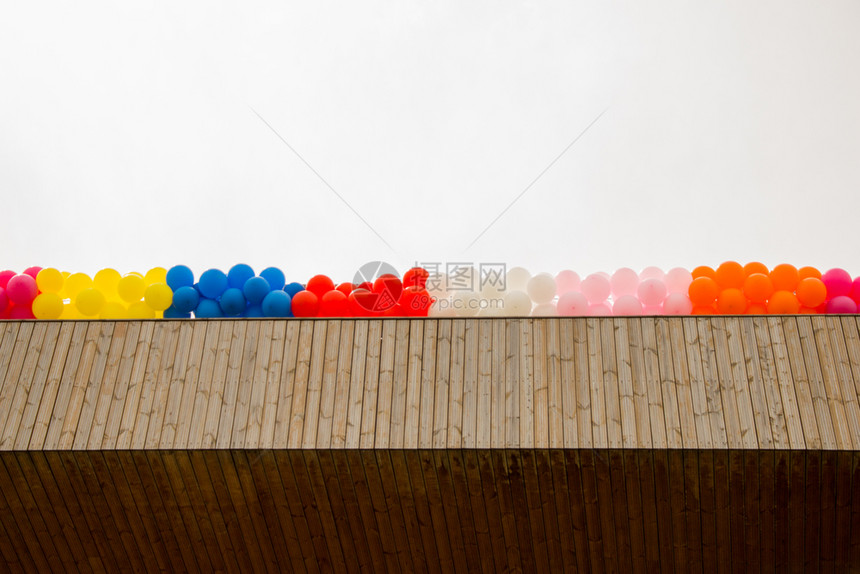 建筑物屋顶上的彩色气球图片