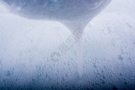 浸泡洗发水沫覆盖的纯净水背景图片