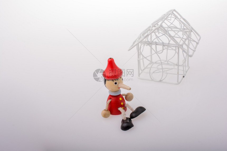 皮诺曹坐在一个模范房子旁边图片