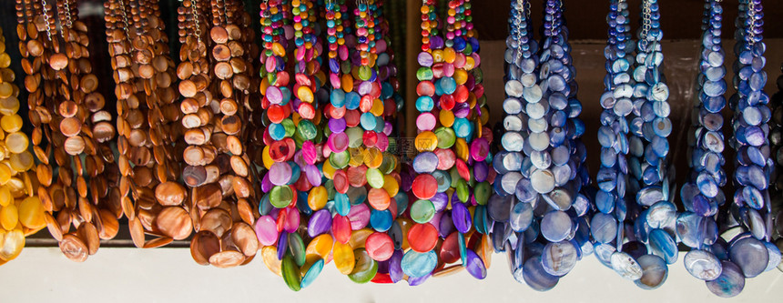 市场中不同颜色的多彩珠图片