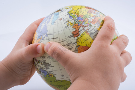 儿童在一个圆折叠纸的圈里抱着一个地球图片