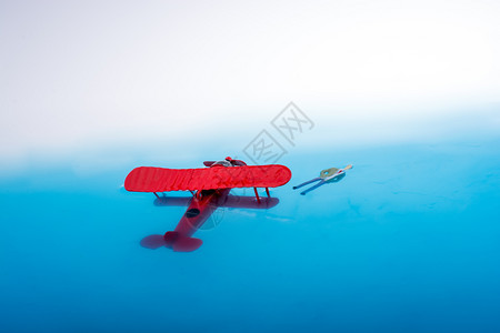 一架红色的模型飞机高清图片