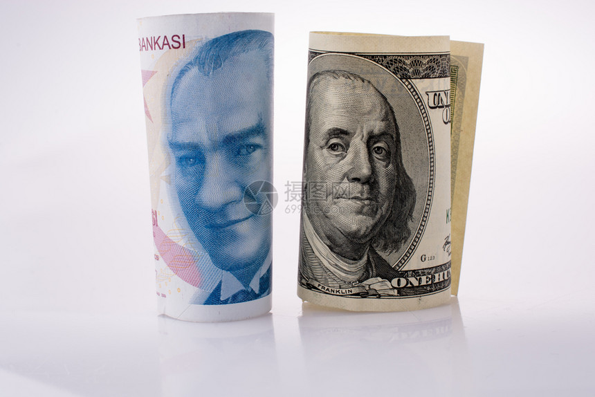 美元钞票和TurshLira钞票在白背景上并排图片