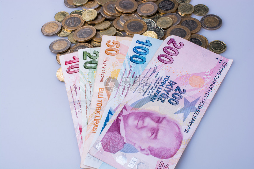 白色背景的土耳其里拉硬币和钞票图片