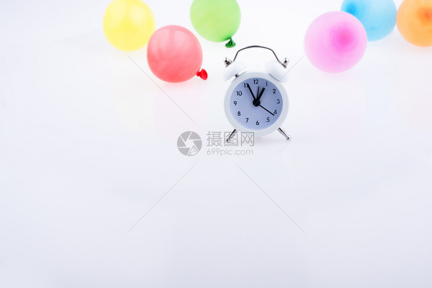 白色背景有彩气球的闹钟图片
