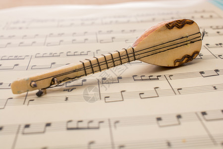 土耳其乐器带笔纸上Saz乐器模型图片