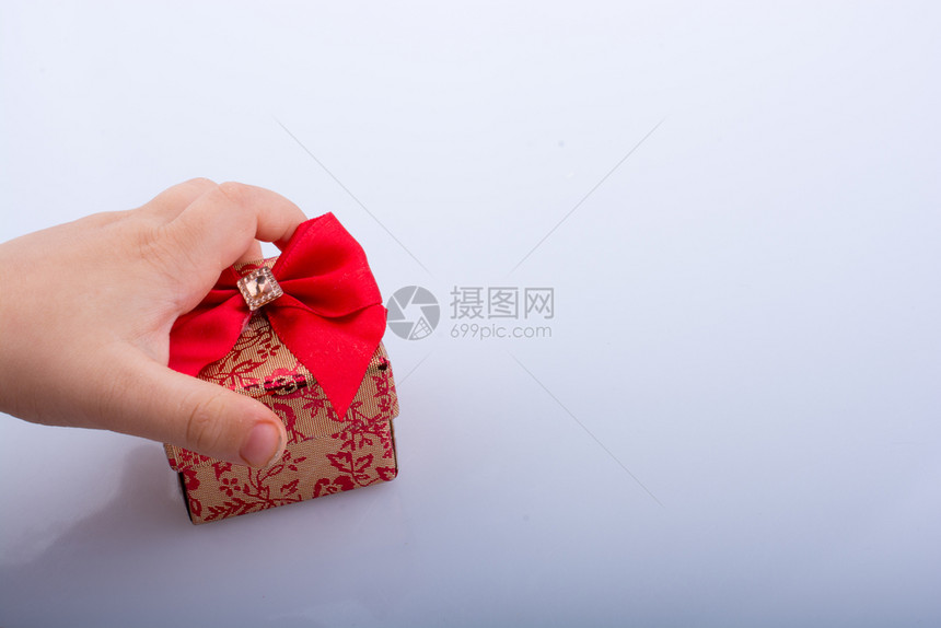 手拿着带红丝的礼物盒图片