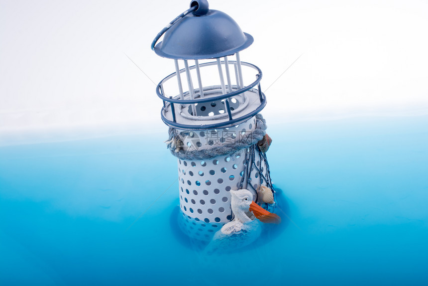 在蓝水中安装小型灯塔图片