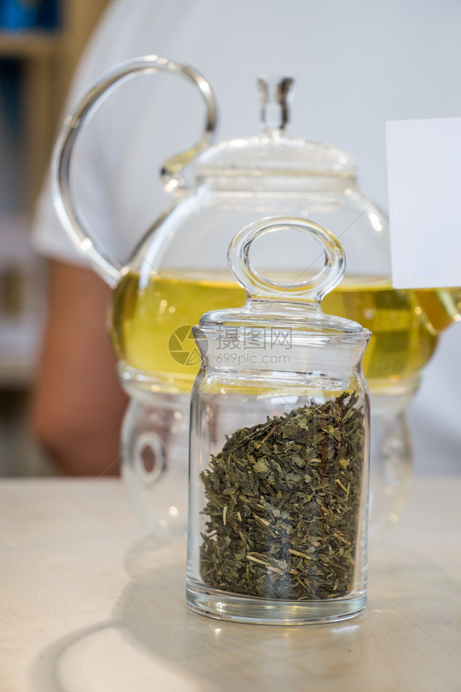 在玻璃茶壶中酿制的草药茶叶和瓶装厂图片