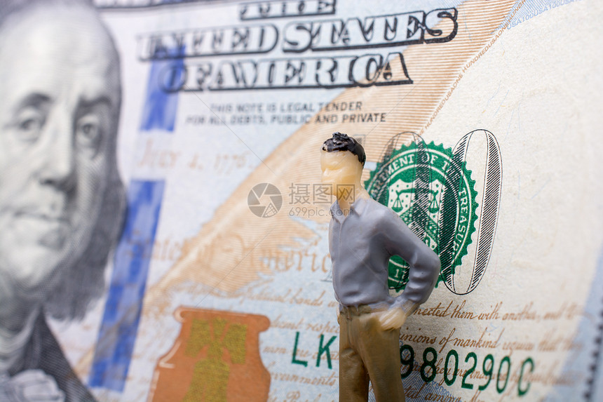 站在美元钞票旁的曼古丁图片