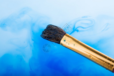 水彩油漆在中溶解如油漆刷子触水背景图片