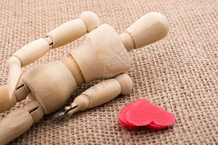 木制人玩具手里的心形物体图片