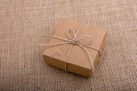 纸布上棕色的礼品盒图片