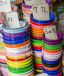 市场中各种颜色的小桶图片