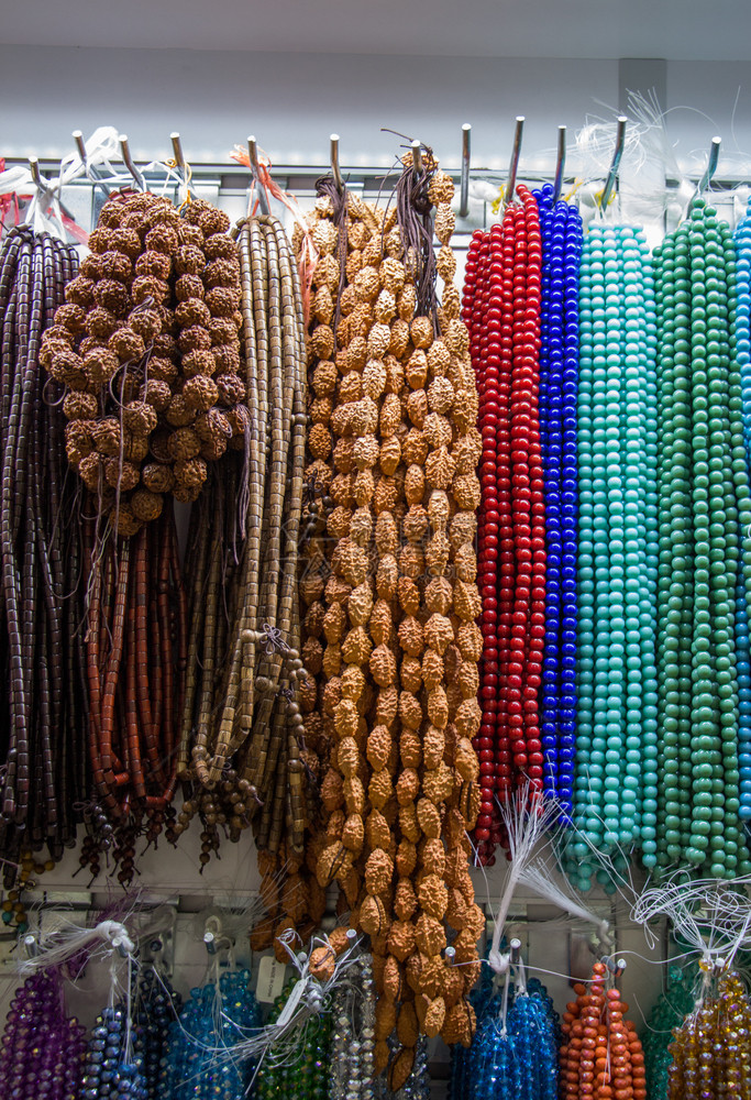 市场中不同颜色的多彩珠图片
