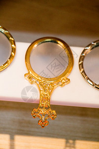 架子上鲜装饰的金色手镜子图片
