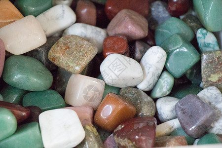 一组各种类型天然矿物宝石的一组天然矿物宝石图片