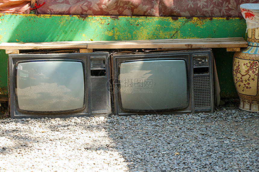 废弃的电视置在街外的地上图片