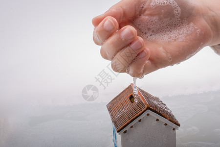手持泡沫水示范房屋背景图片