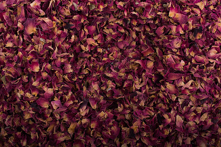 干玫瑰花瓣作为草药茶的背景图片