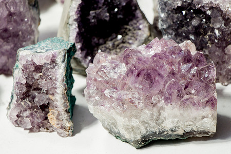 生紫罗兰含晶的美术家精华岩高清图片