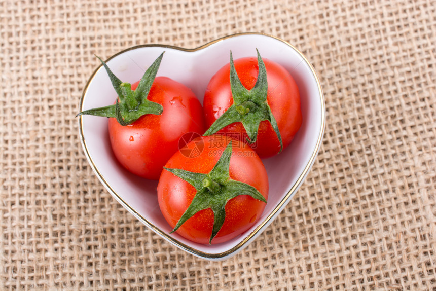 心形碗里的红樱桃番茄心形大碗红熟樱桃番茄图片