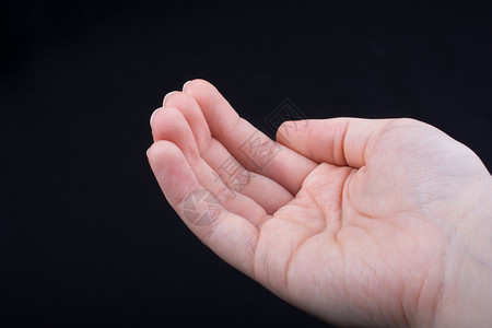 5个手指着一只人的手部分在观察中看到5个手指着一只儿童手部分在黑色背景中看到图片