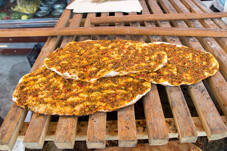Lahmacun土耳其披萨饼配满肉的薄高清图片