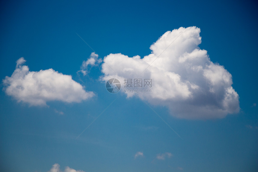蓝色天空白云满图片
