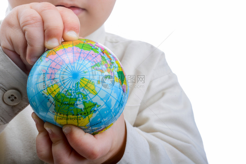 婴儿抱着一个地球婴儿抱着一个小地球手握着一个白色背景的小地球图片