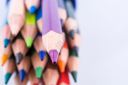 白背景上不同颜色的彩铅笔各种颜色的彩铅笔背景图片
