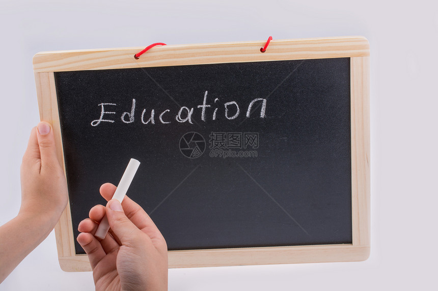 手握着黑板上面写教育的黑板写在白色背景上手握着黑板图片