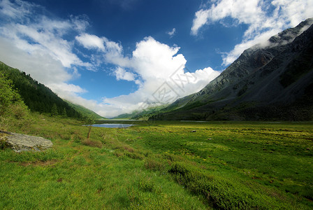 山地峰峡谷坡上的石块高地山坡上的石块高清图片