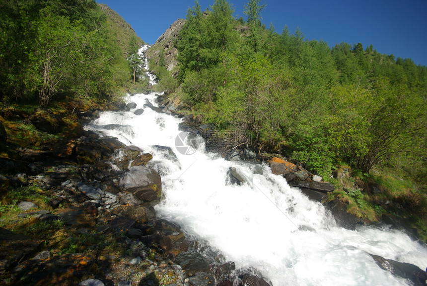 山中的河峡谷附近石头和岩河流附近的头和岩美丽的山地区河美丽地图片